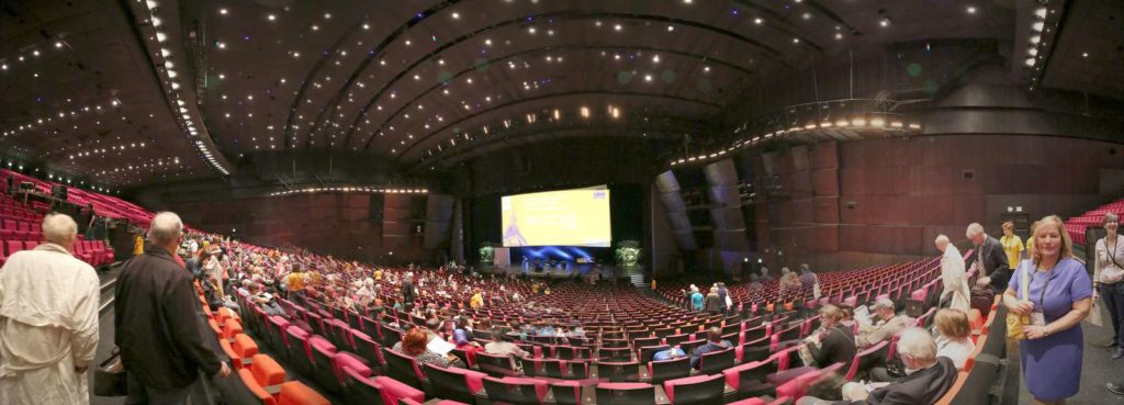 Gathering for the evening program of 28th International Congress of Applied Psychology, Paris, France.